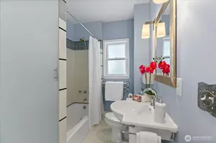 823 NE 58th St, Seattle, WA 98105 - Photo 14