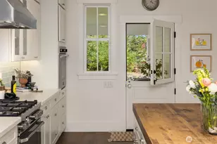 10717 NE Manitou Park Blvd, Bainbridge Island, WA 98110 - Photo 16