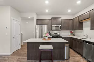 731 NE Cabot Ln, Bremerton, WA 98311 - Photo 2