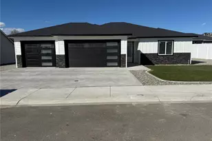 881 NE Conner Ct, East Wenatchee, WA 98802 - Photo 2