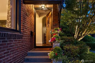 4737 46th Avenue NE, Seattle, WA 98105 - Photo 2