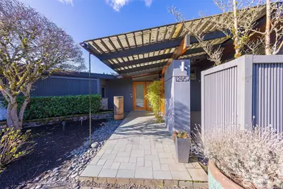 12857 SE 45th Pl, Bellevue, WA 98006 - Photo 2