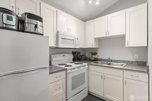 7818 Stroud Ave N, Seattle, WA 98103 - Photo 30