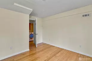 13009 SE 49th St, Bellevue, WA 98006 - Photo 18