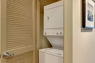 910 Lenora St, Seattle, WA 98121 - Photo 8