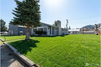 916 E Johnson Avenue, Chelan, WA 98816 - Photo 2