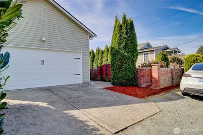 1320 E Fairhaven Avenue, Burlington, WA 98233 - Photo 1