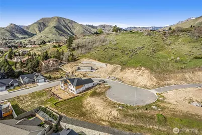 978 Spring Mountain Drive, Wenatchee, WA 98801 - Photo 2