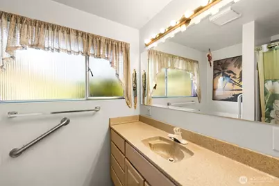 10529 NE 20th Place, Bellevue, WA 98004 - Photo 16