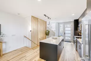 517 Howe St, Seattle, WA 98109 - Photo 4