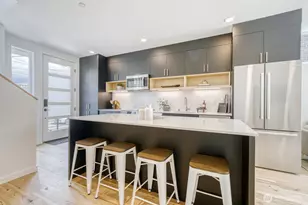 517 Howe St, Seattle, WA 98109 - Photo 6