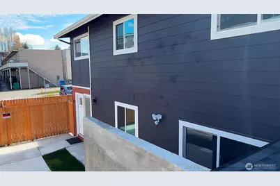 9040 17th Avenue SW, Seattle, WA 98106 - Photo 4