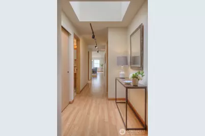 909 N 35th Street #402, Seattle, WA 98103 - Photo 2