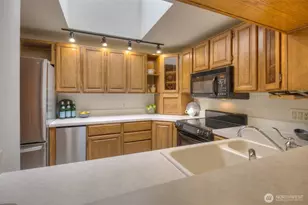 909 N 35th St, Seattle, WA 98103 - Photo 14