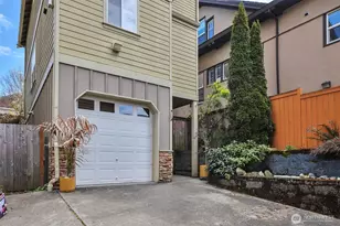 2221 E Spruce St, Seattle, WA 98122 - Photo 2