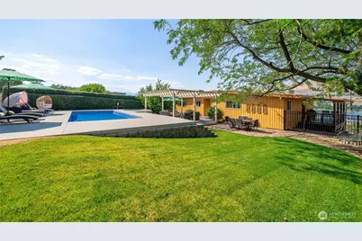 621 Mountain View Dr, Chelan, WA 98816 - Photo 4