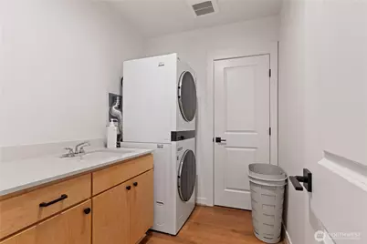 15538 NE 15th Place #301, Bellevue, WA 98007 - Photo 18