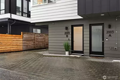 2005 Dexter Avenue N #B, Seattle, WA 98109 - Photo 2