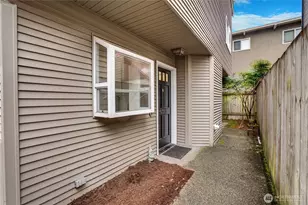 10319 Midvale Ave N, Seattle, WA 98133 - Photo 2