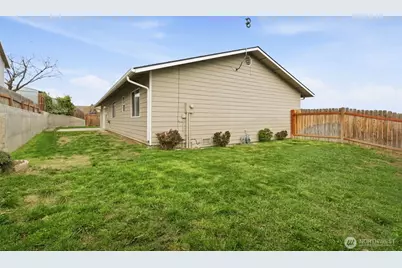 402 Lacey Avenue, Selah, WA 98942 - Photo 6
