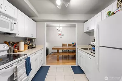 7930 SE 34th Street #203, Mercer Island, WA 98040 - Photo 4