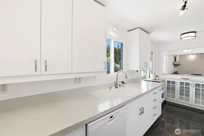 8605 46th Avenue SW, Seattle, WA 98136 - Photo 10