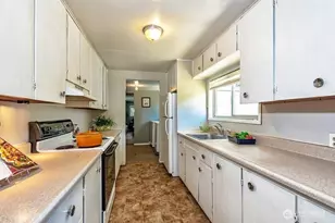 22910 Edmonds Way, Edmonds, WA 98020 - Photo 2