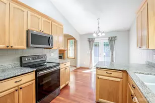 2703 5th St SW, Puyallup, WA 98373 - Photo 10