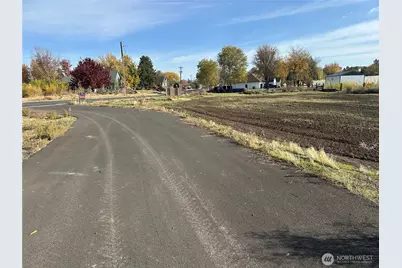 411 SW 12th, College Place, WA 99324 - Photo 2