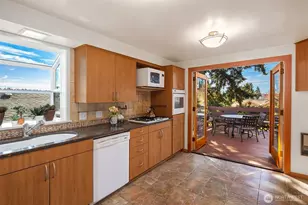 3955 Phinney Ave N, Seattle, WA 98103 - Photo 10