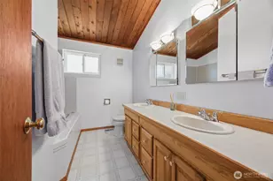 12502 Bingham Ave E, Tacoma, WA 98446 - Photo 16