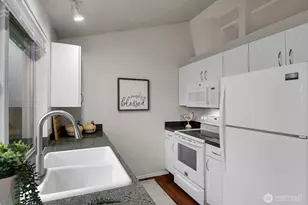 8901 Emerson Pl, Everett, WA 98208 - Photo 10