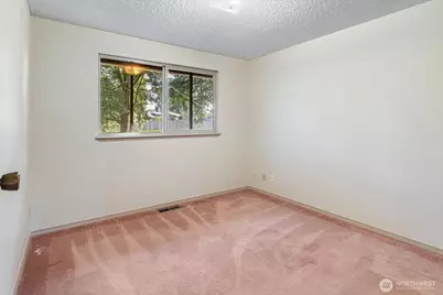 13575 Roosevelt Way N, Seattle, WA 98133 - Photo 16