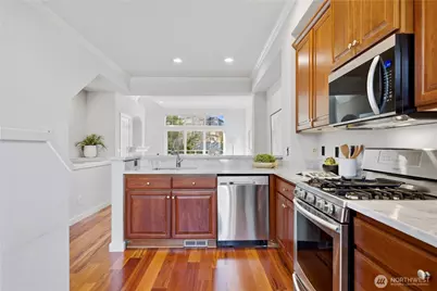 1439 Huckleberry Cir, Issaquah, WA 98029 - Photo 8