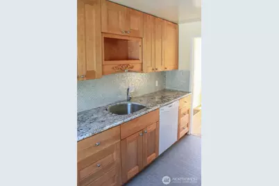 8001 Densmore Avenue N, Seattle, WA 98103 - Photo 10