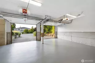 9615 NE 26th St, Clyde Hill, WA 98004 - Photo 32