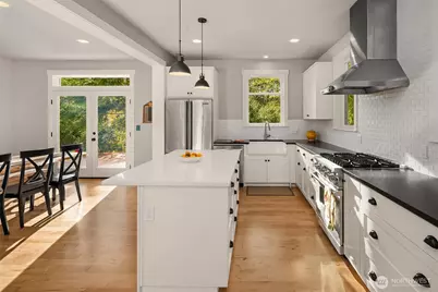 10060 NE Springwood Lane, Bainbridge Island, WA 98110 - Photo 12