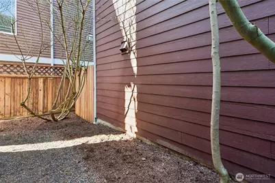 2042 Franklin Avenue E #A, Seattle, WA 98102 - Photo 4