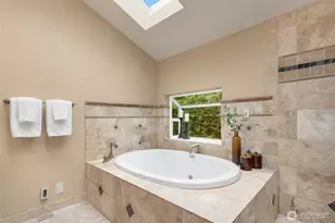 8619 NE 24th St, Clyde Hill, WA 98004 - Photo 20