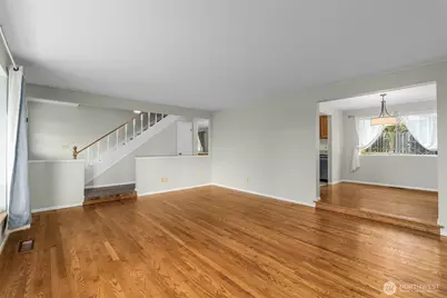 11516 Bartlett Ave NE, Seattle, WA 98125 - Photo 4