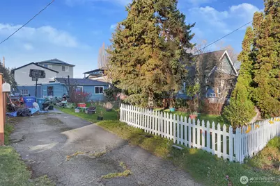 528 N 70th Street, Seattle, WA 98103 - Photo 1