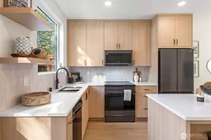 11013 Goodwin Way NE, Seattle, WA 98125 - Photo 2