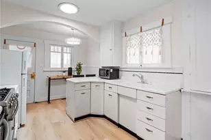 9701 Roosevelt Way NE, Seattle, WA 98115 - Photo 14