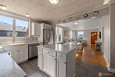 625 E Hazel Avenue, Burlington, WA 98233 - Photo 10