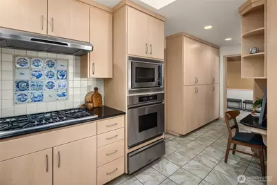 2047 Killarney Way, Bellevue, WA 98004 - Photo 20