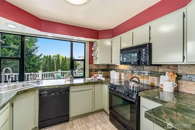 555 Galer Street, Seattle, WA 98109 - Photo 12