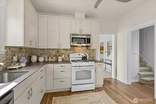 1322 NE 70th St, Seattle, WA 98115 - Photo 12