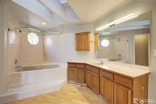 17355 NE 17th Pl, Bellevue, WA 98008 - Photo 12