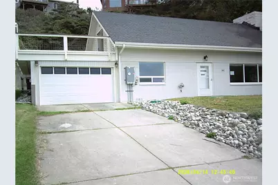 562 Pebble Beach Drive, Oak Harbor, WA 98239 - Photo 1