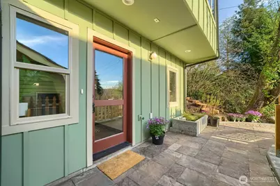 4586 22nd Avenue SW, Seattle, WA 98106 - Photo 2